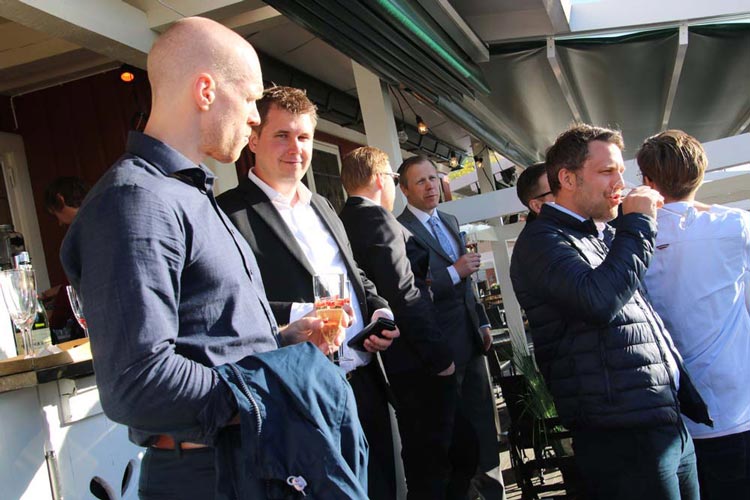 Medarbetar på konferens på Kanal Restaurangens uteservering