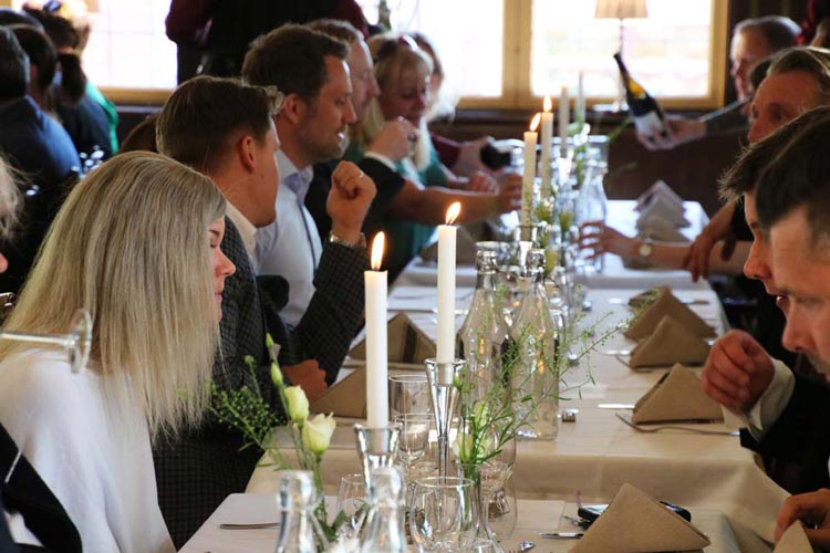 Familjemedlemmar har en minnesstund efter begravning