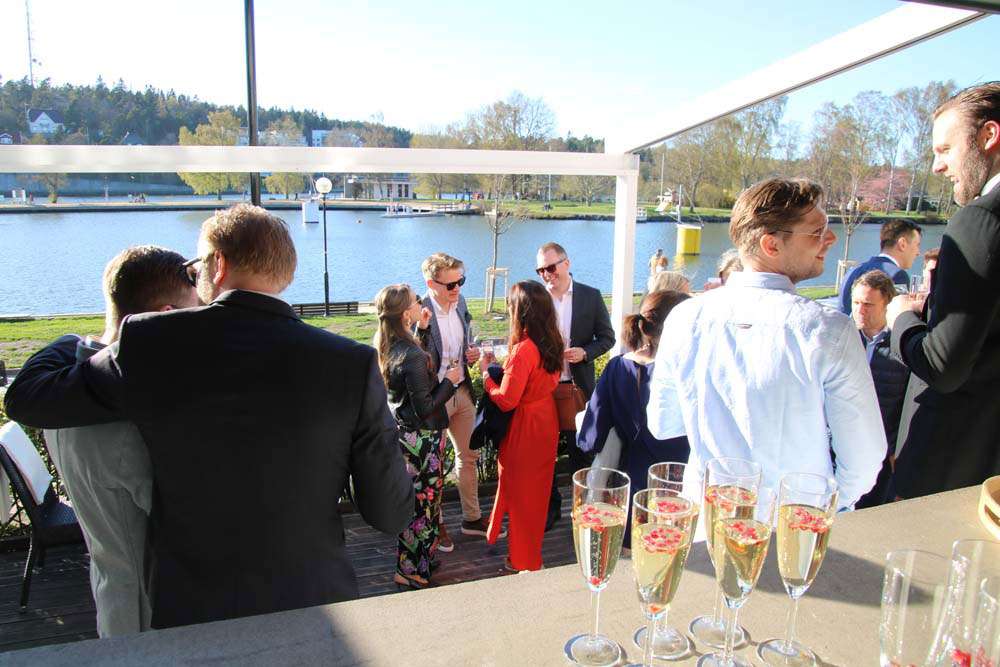 Festbesökare på restaurangen