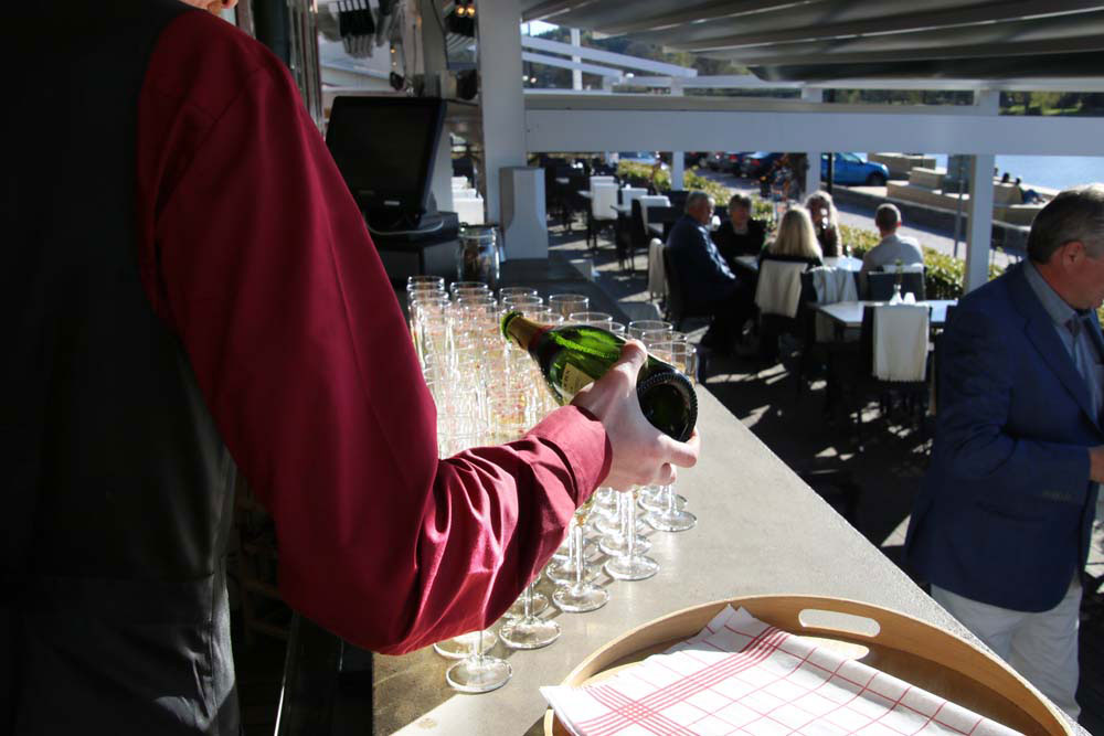 Bubbel som serveras i glas på uteserveringen.