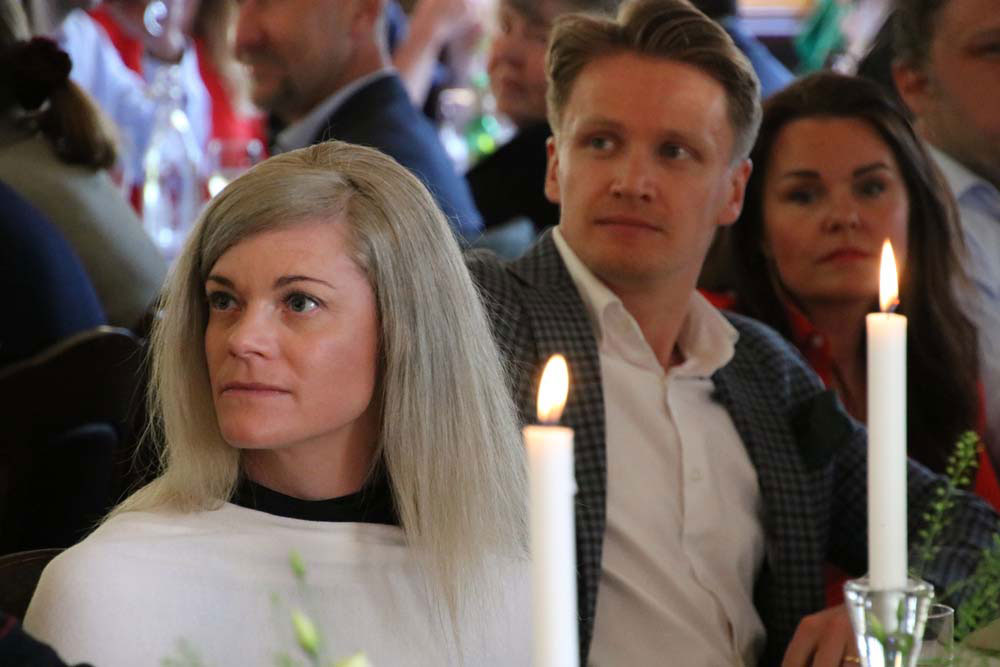En grupp människor som tittar på någon som talar.