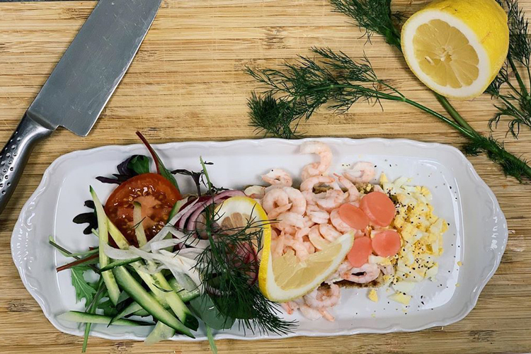 Räkmacka med färska handskalade räkor, dillmajonnäs och ägg