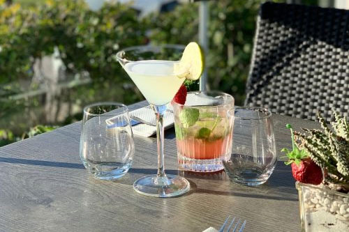 En drink på ett bord