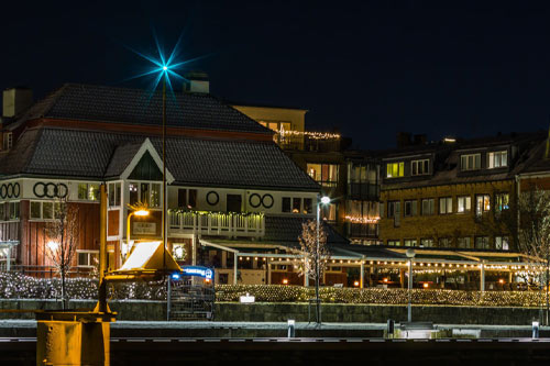 Ett hus med julbelysning