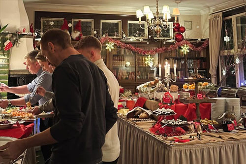Personer plockar mat på ett julbord