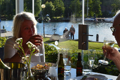 Två personer äter middag