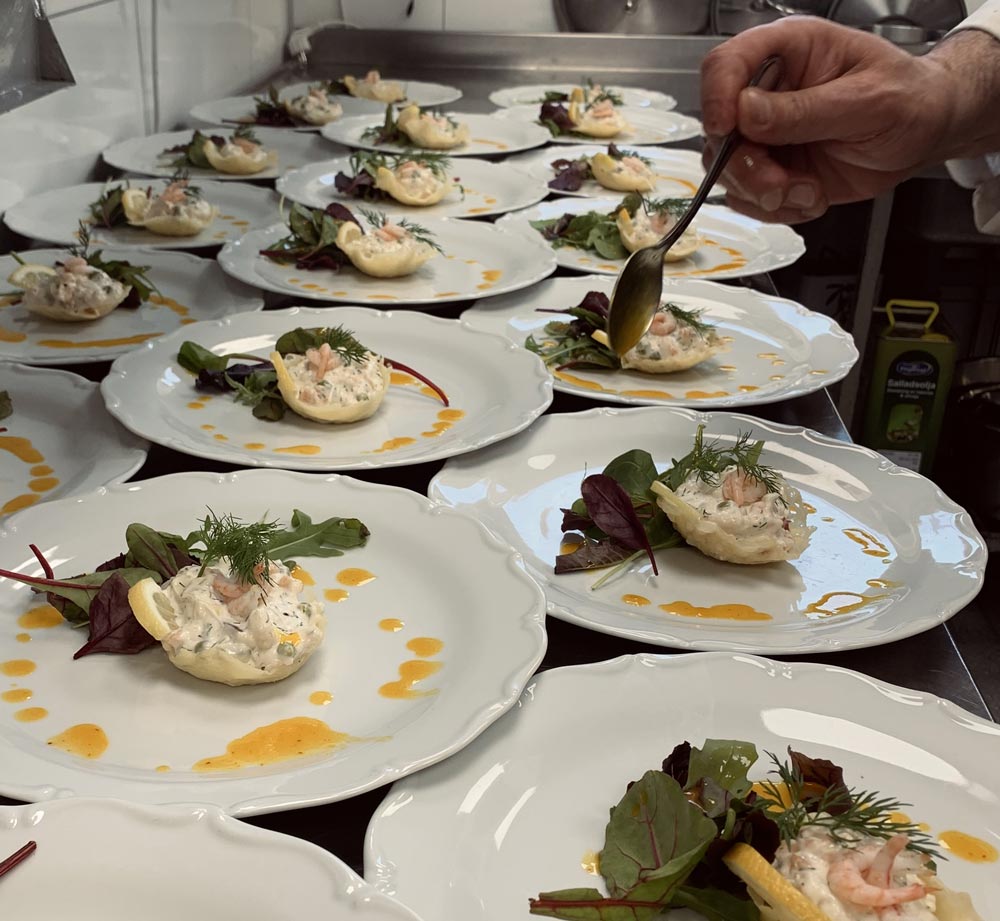 Flera tallrikar med skagen från restaurangen